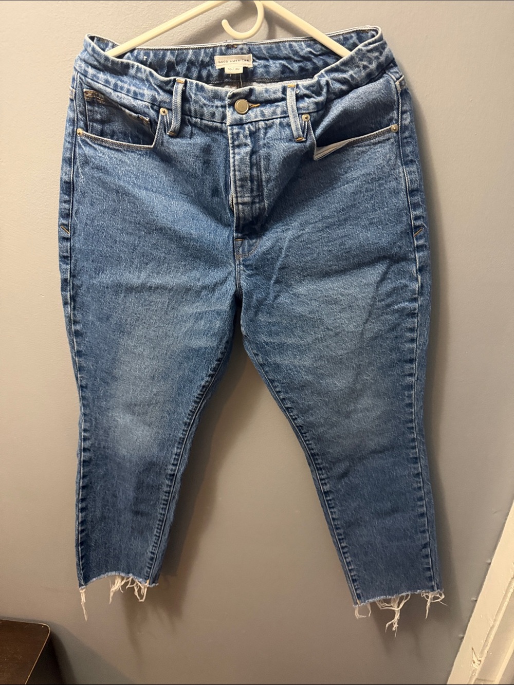 Good American Cropped Blue Denim Jeans with Frayed Hem